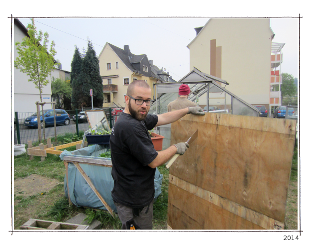  aus Palettendeckeln entsteht ein Geschirrschrank
